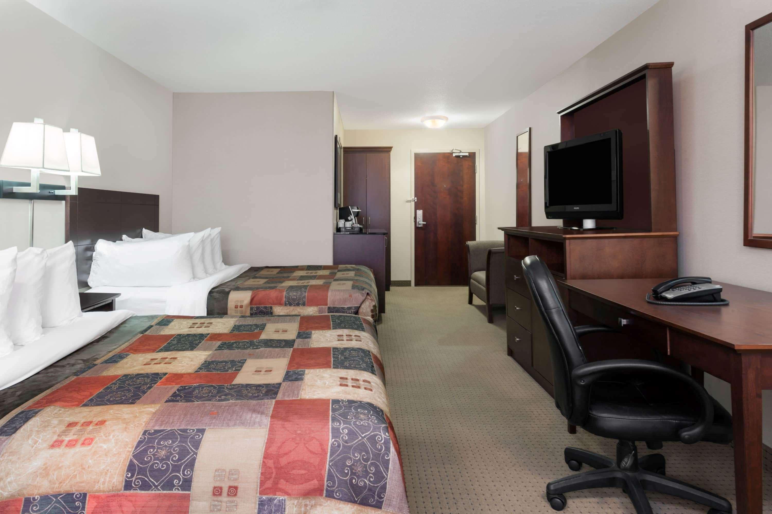 Ramada By Wyndham Weyburn Exterior foto