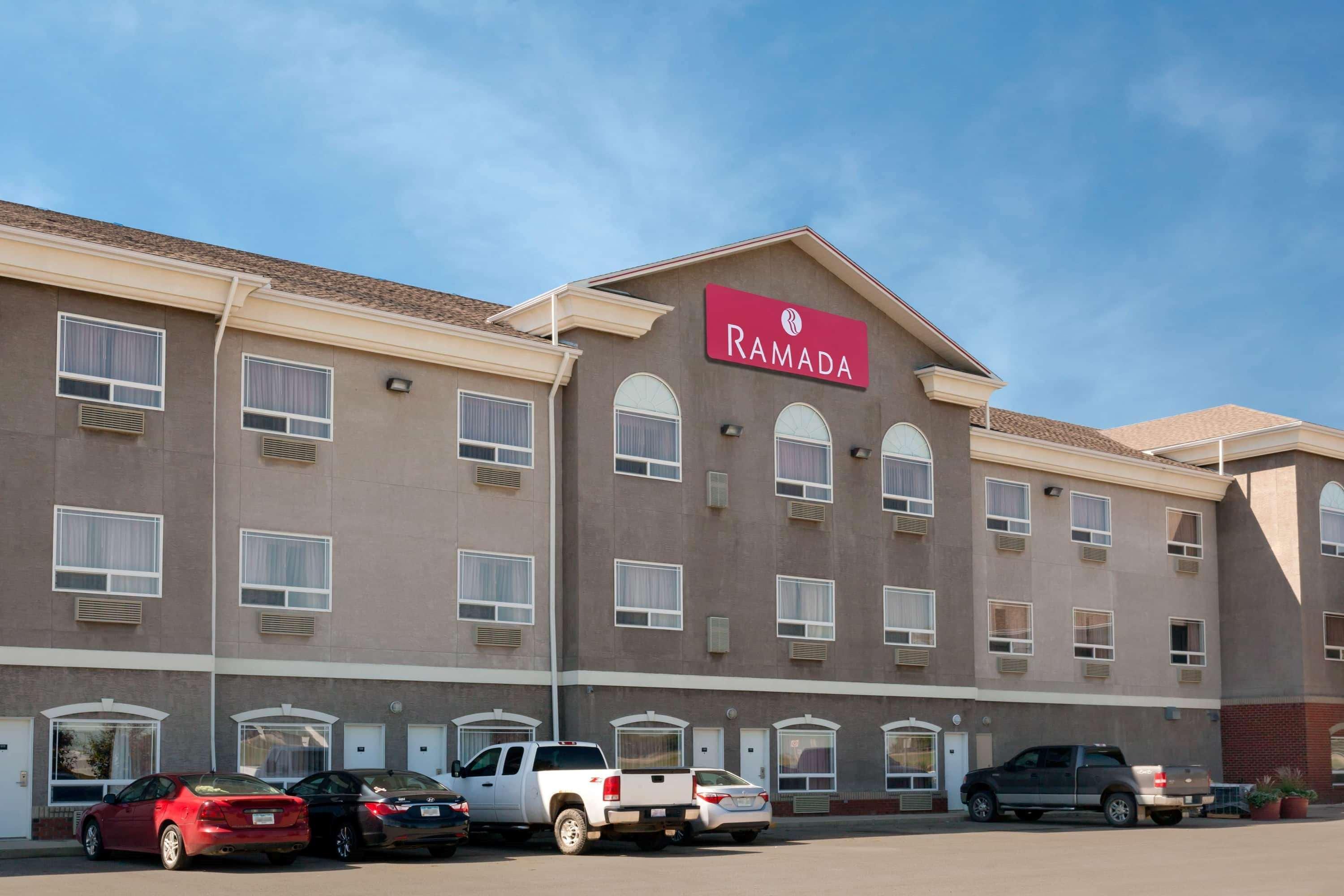 Ramada By Wyndham Weyburn Exterior foto