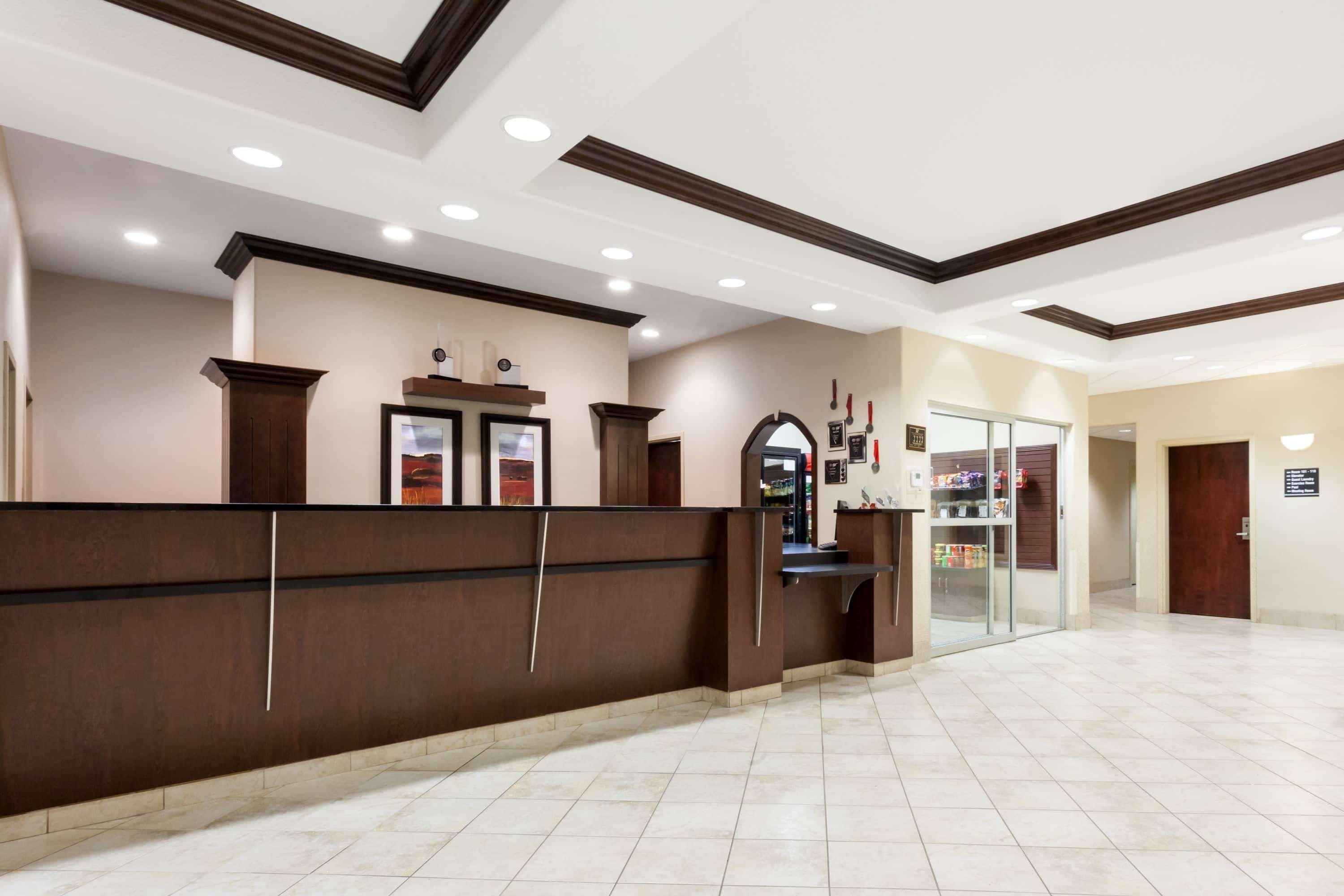 Ramada By Wyndham Weyburn Exterior foto