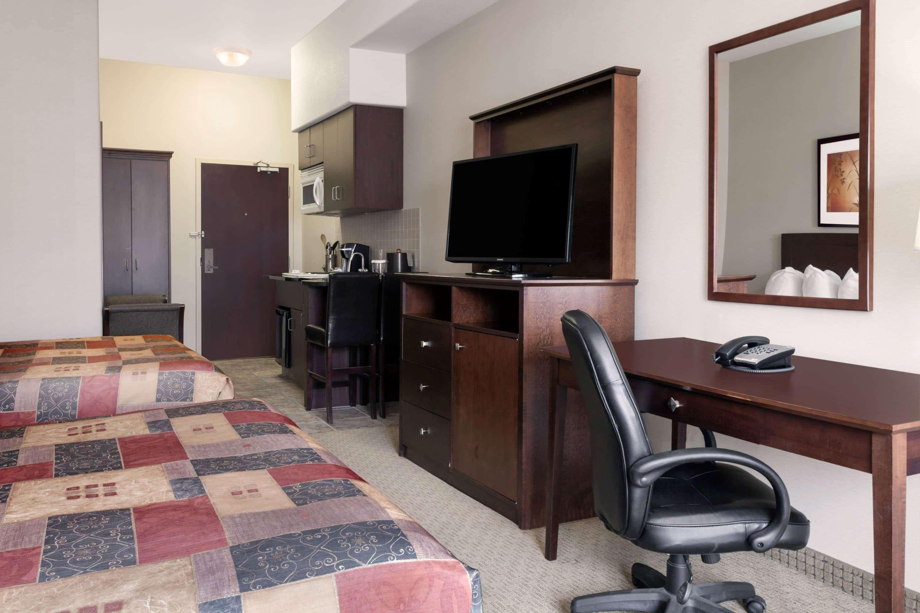 Ramada By Wyndham Weyburn Exterior foto