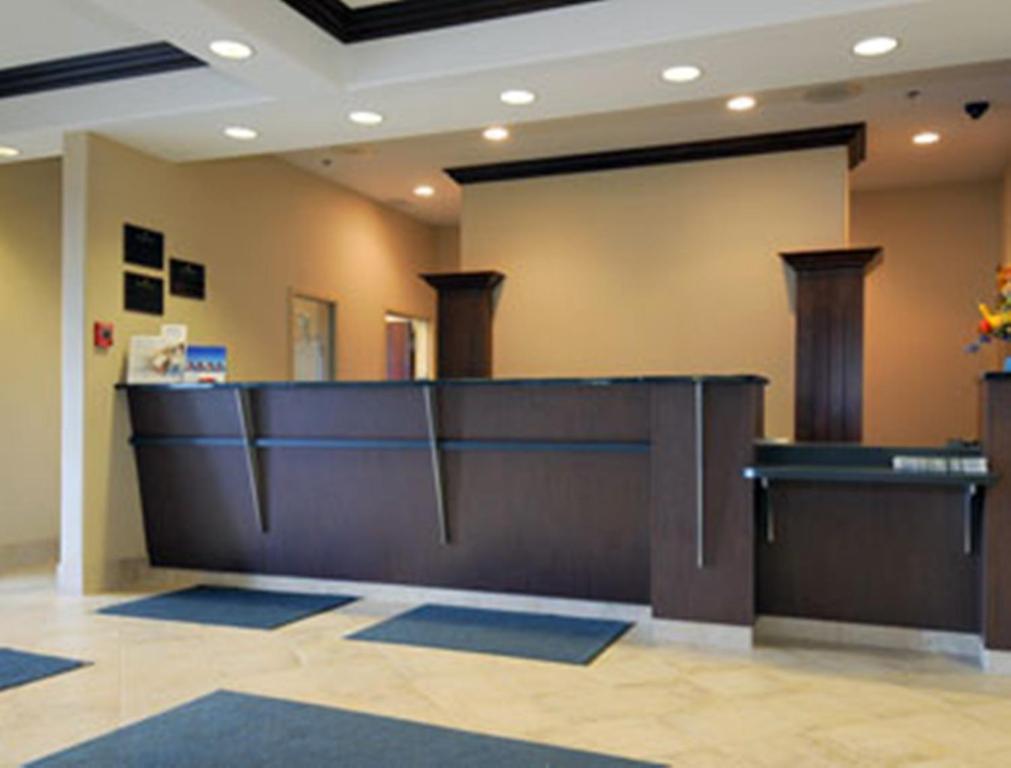 Ramada By Wyndham Weyburn Interior foto