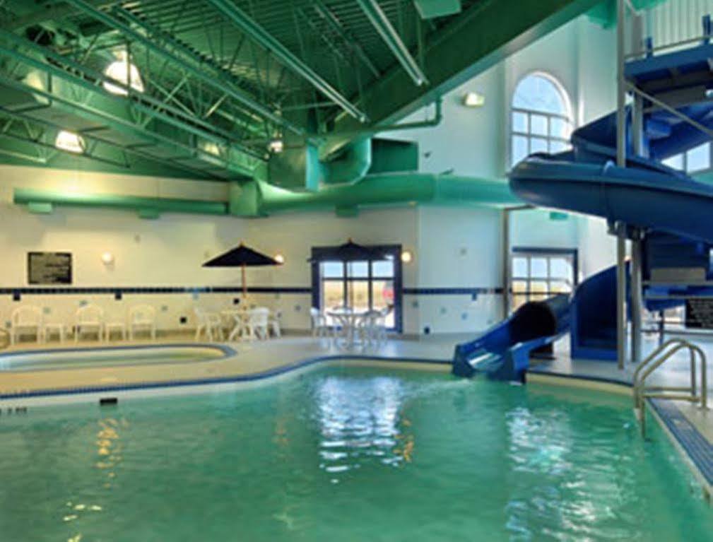 Ramada By Wyndham Weyburn Exterior foto