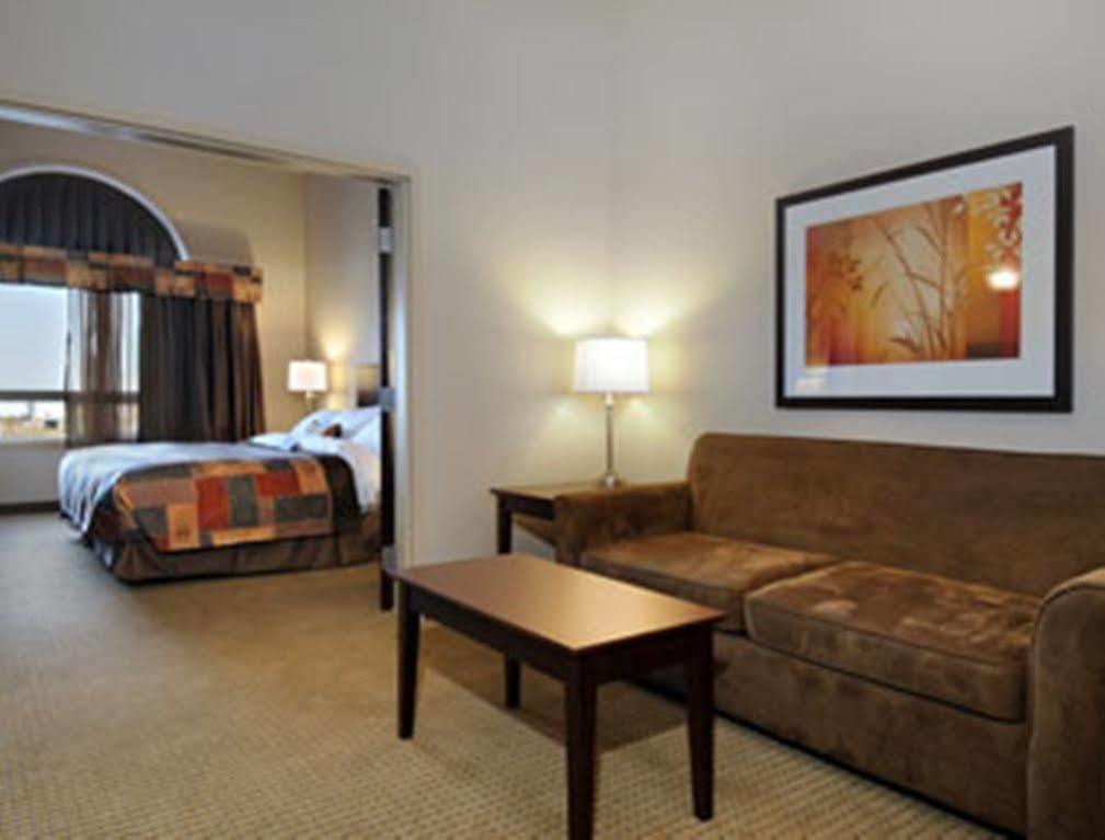 Ramada By Wyndham Weyburn Exterior foto