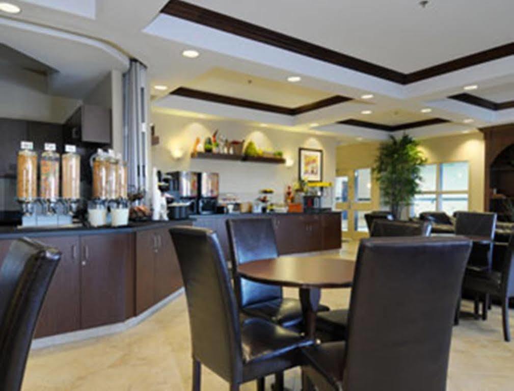 Ramada By Wyndham Weyburn Exterior foto